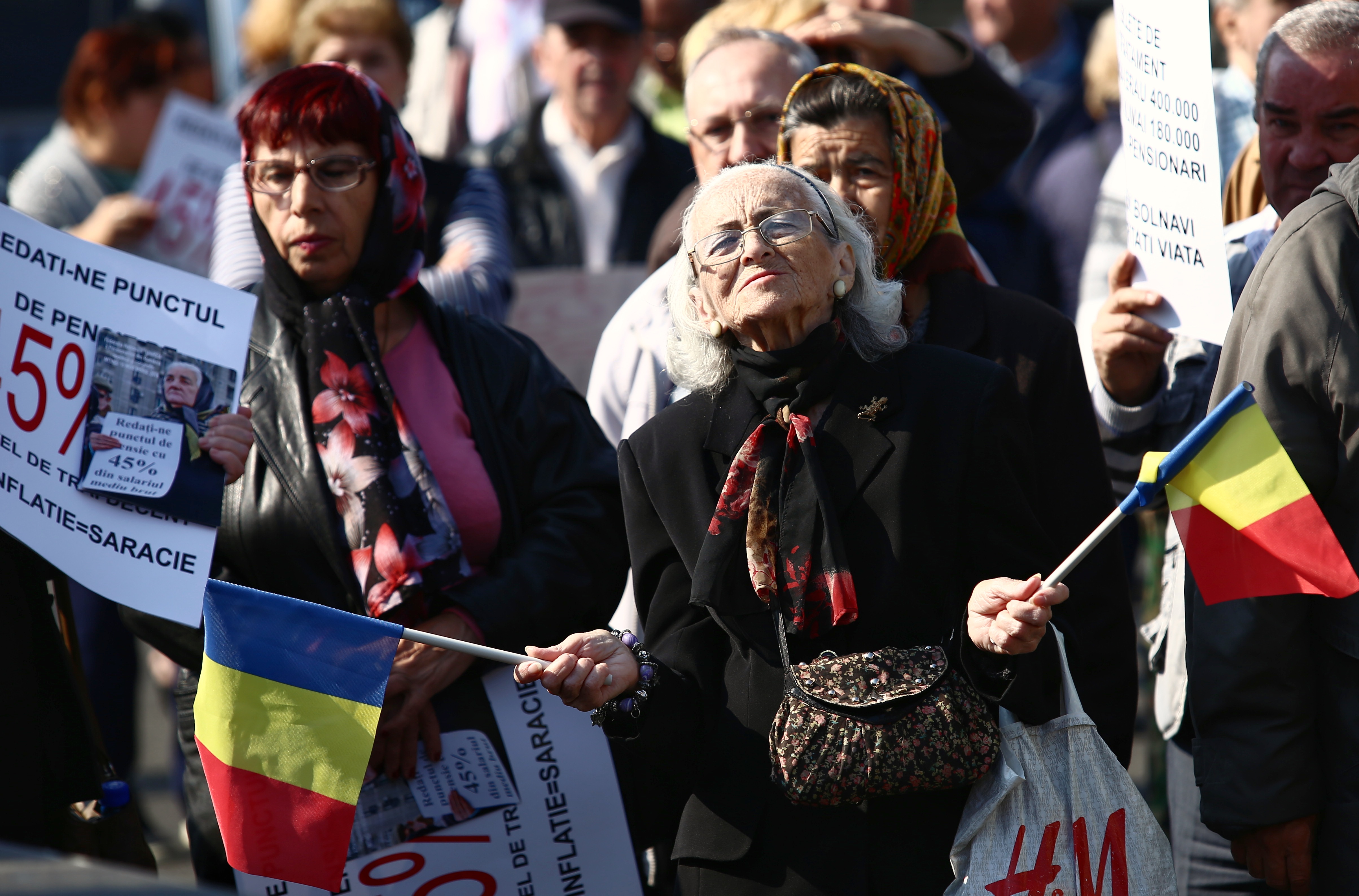 Pensionarii protestează în fața Guvernului, din cauza legii pensiilor