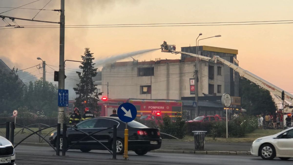 Incendiu la mai multe case din sectorul 2 din București: au fost mobilizate 11 autospeciale ale pompierilor