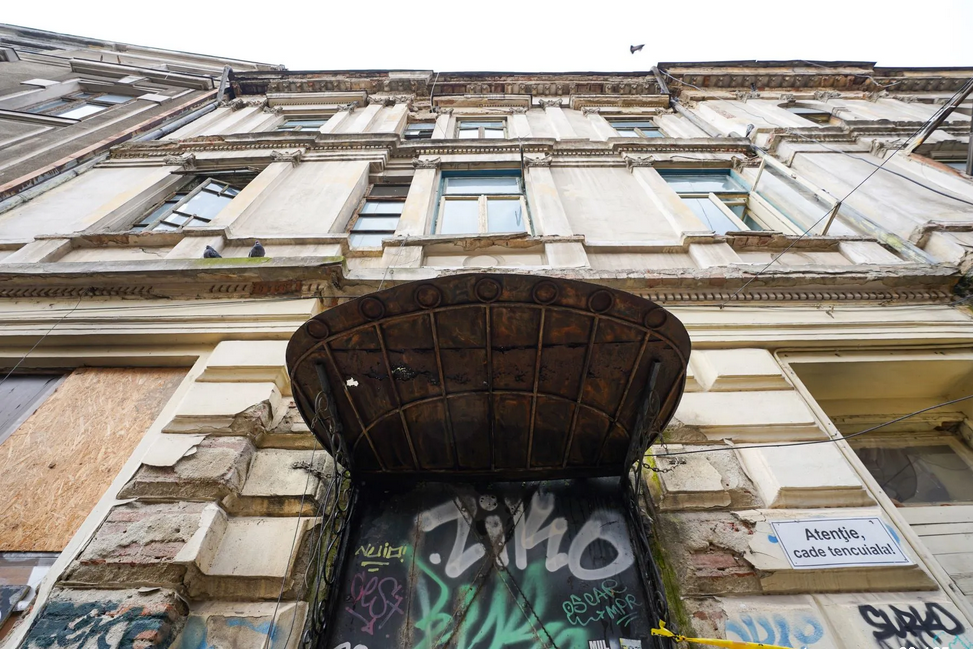 Hotelul în care Mihai Eminescu își îneca amarul se vinde cu 3.000.000 de euro. Clădirea ascunde o sinucidere din dragoste: „A batjocorit-o, apoi a părăsit-o”