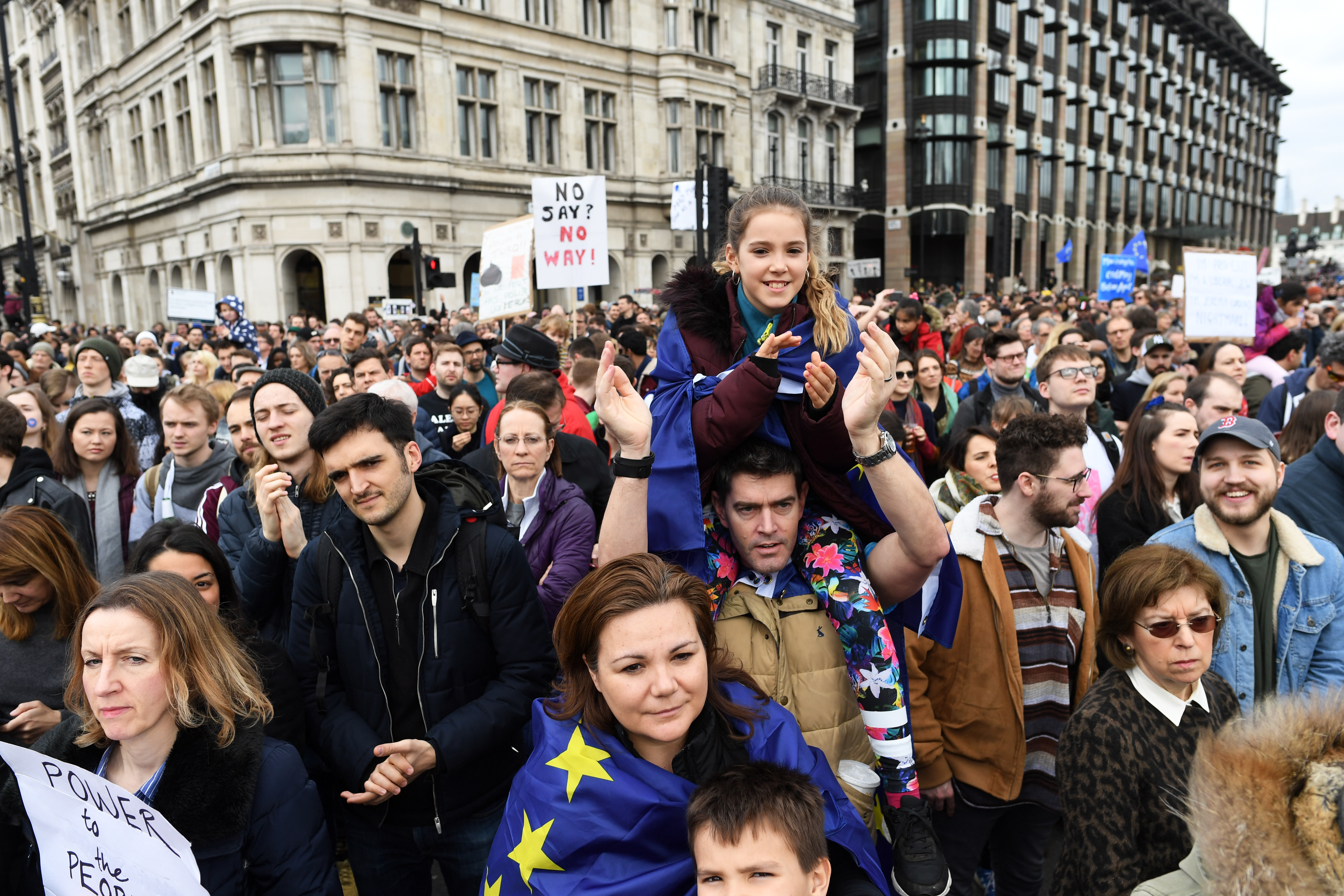 Sute de mii de oameni au protestat la Londra pentru organizarea unui nou referendum pe tema Brexitului (FOTO & VIDEO)