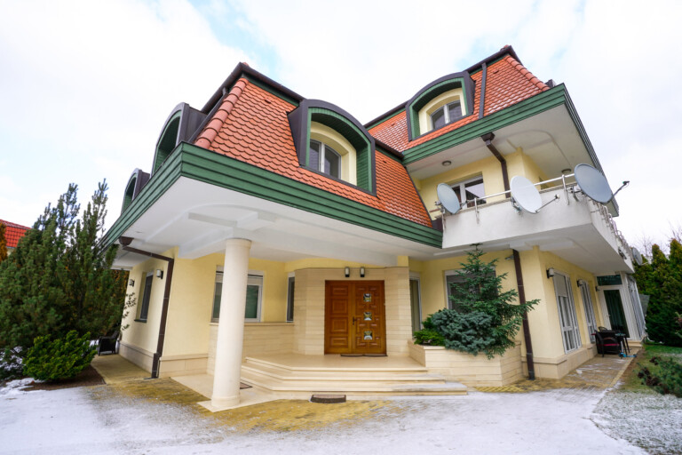 Cum arată o vilă de aproape două milioane de euro scoasă la vânzare la Cluj. Sala de fitness a atras atenția presei locale
