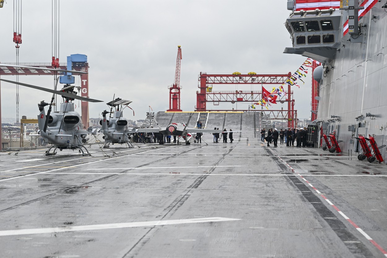 Turcia a lansat primul său portavion, TCG Anadolu, pe care intenţionează să îl adapteze la drone
