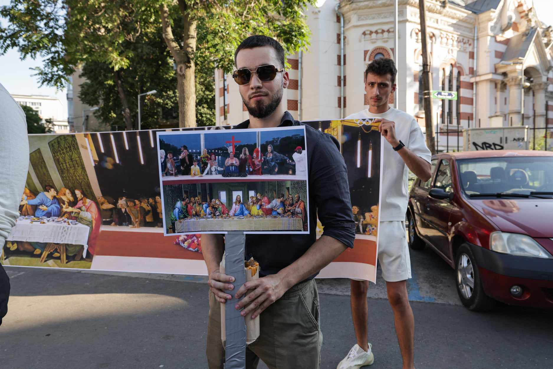 Frații Tate, judecați pentru viol și trafic de persoane, protest în fața Ambasadei Franței pentru „susținerea creștinismului”. Ce i-a deranjat?