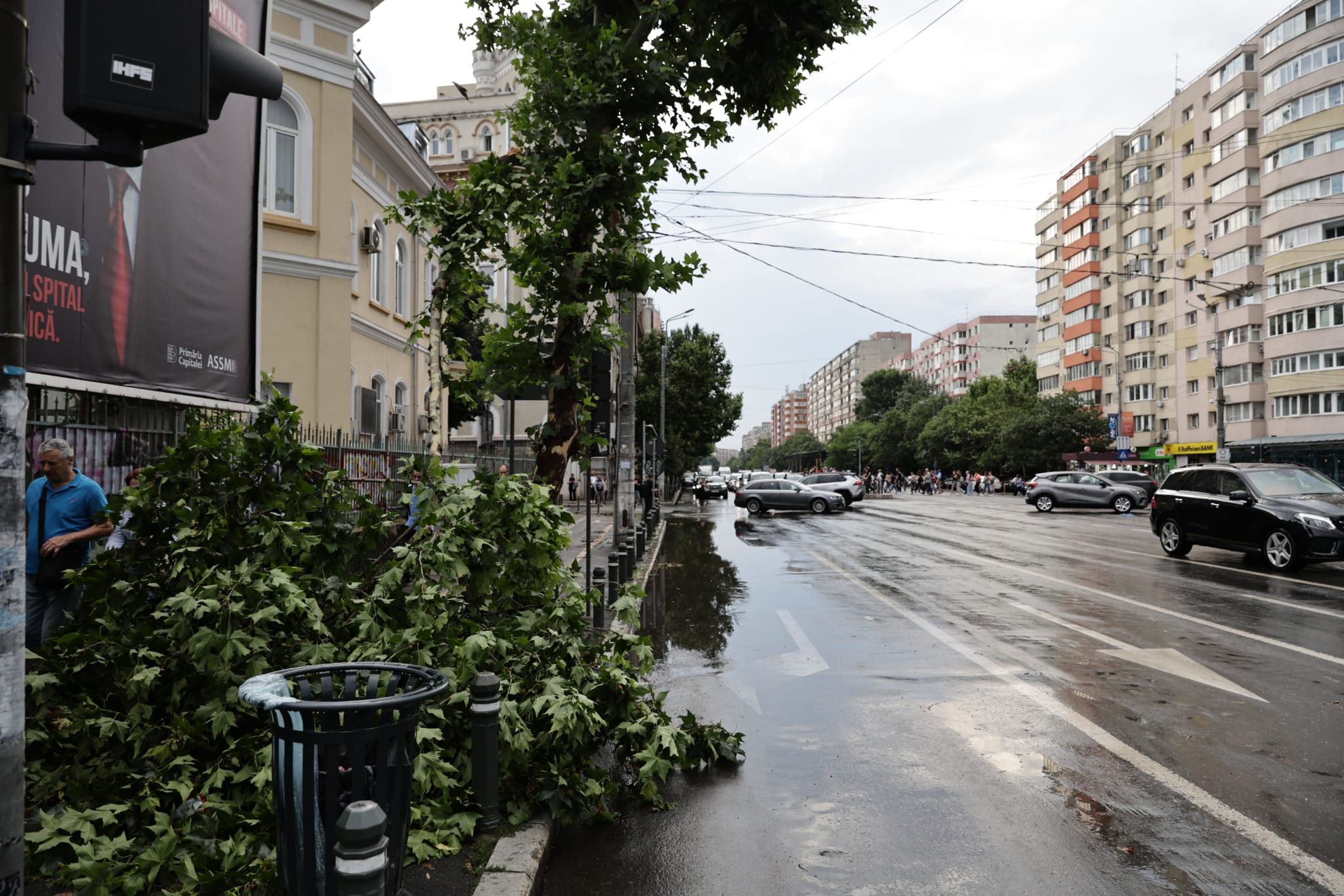 Dezastru după furtuni: București este sub ape iar aproape 30.000 de oameni din 65 de localități sunt fără curent. Pompieri din 9 județe vin în ajutor