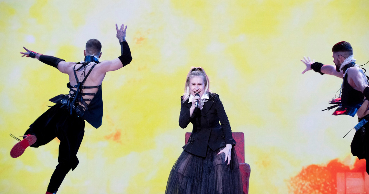 Ester Peony, la prima apariție pe scena Eurovision. "Voi cânta pentru toți românii și îi invit să fie alături de mine, pentru că reprezint țara noastră la cea mai mare competiție muzicală din lume" | FOTO & VIDEO