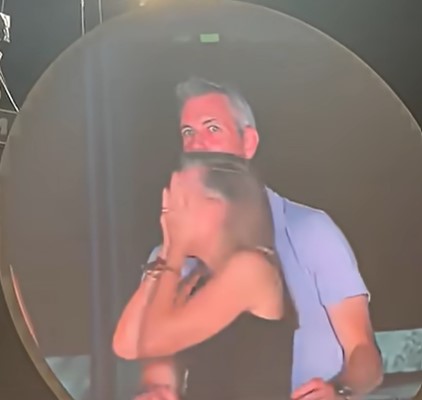 Moment stânjenitor la concertul Coldplay. Andy Byron, CEO-ul companiei Astronomer, surprins cu amanta și difuzat pe marele ecran