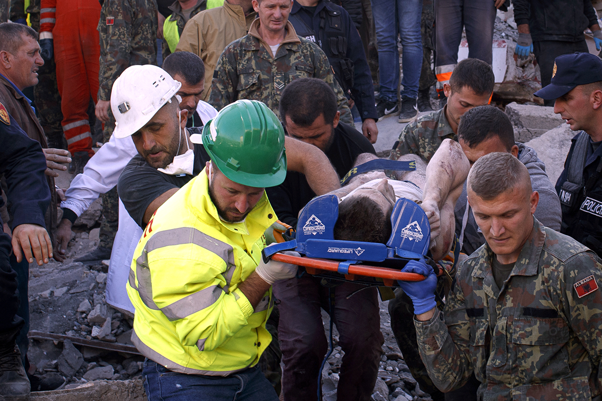 Cutremur devastator în Albania: 40 de morți și 658 de răniți. Momentul în care s-a produs seismul, surprins de camerele de supraveghere