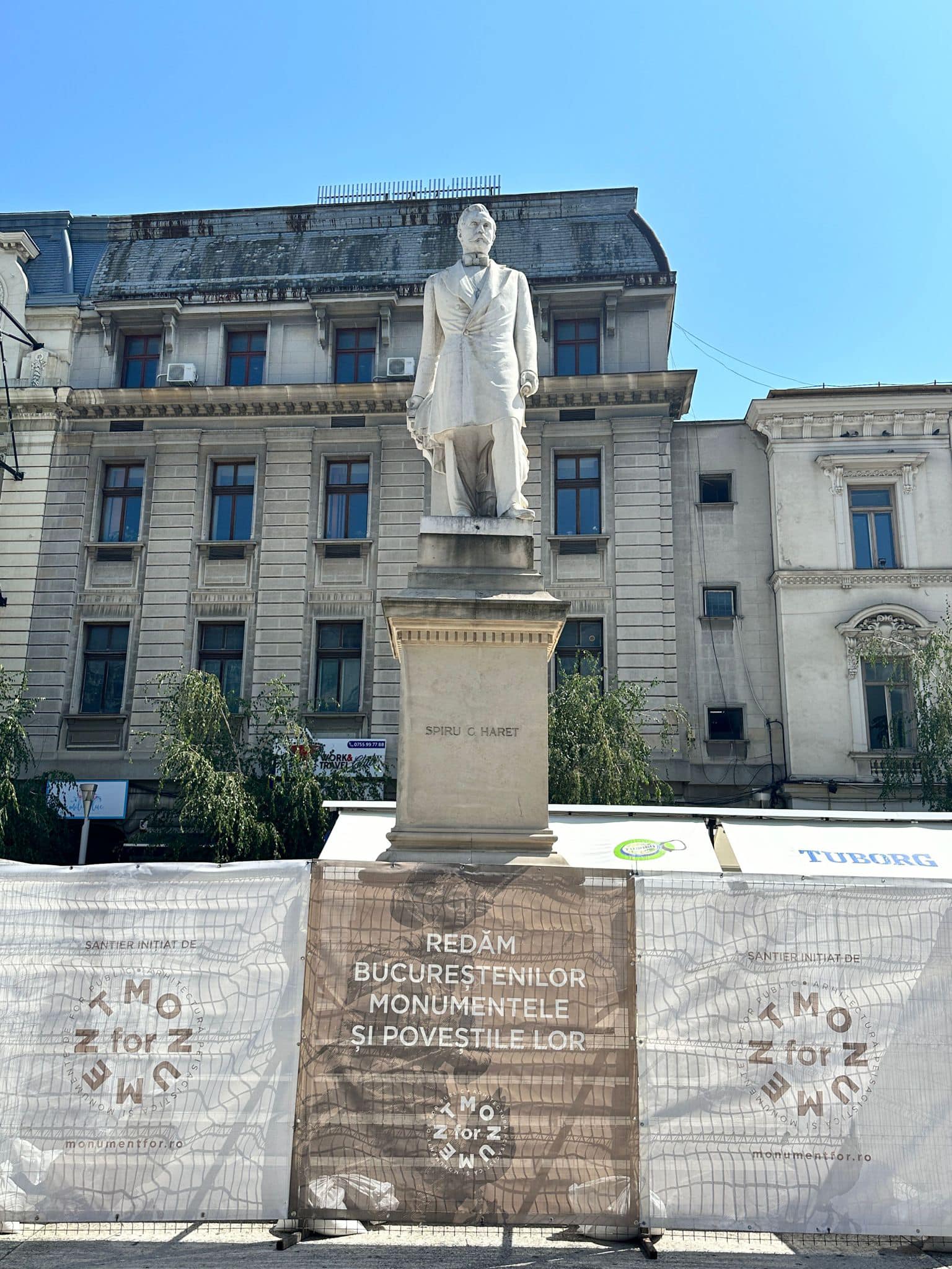 Statuile din Piața Universității din București vor fi curățate de graffiti