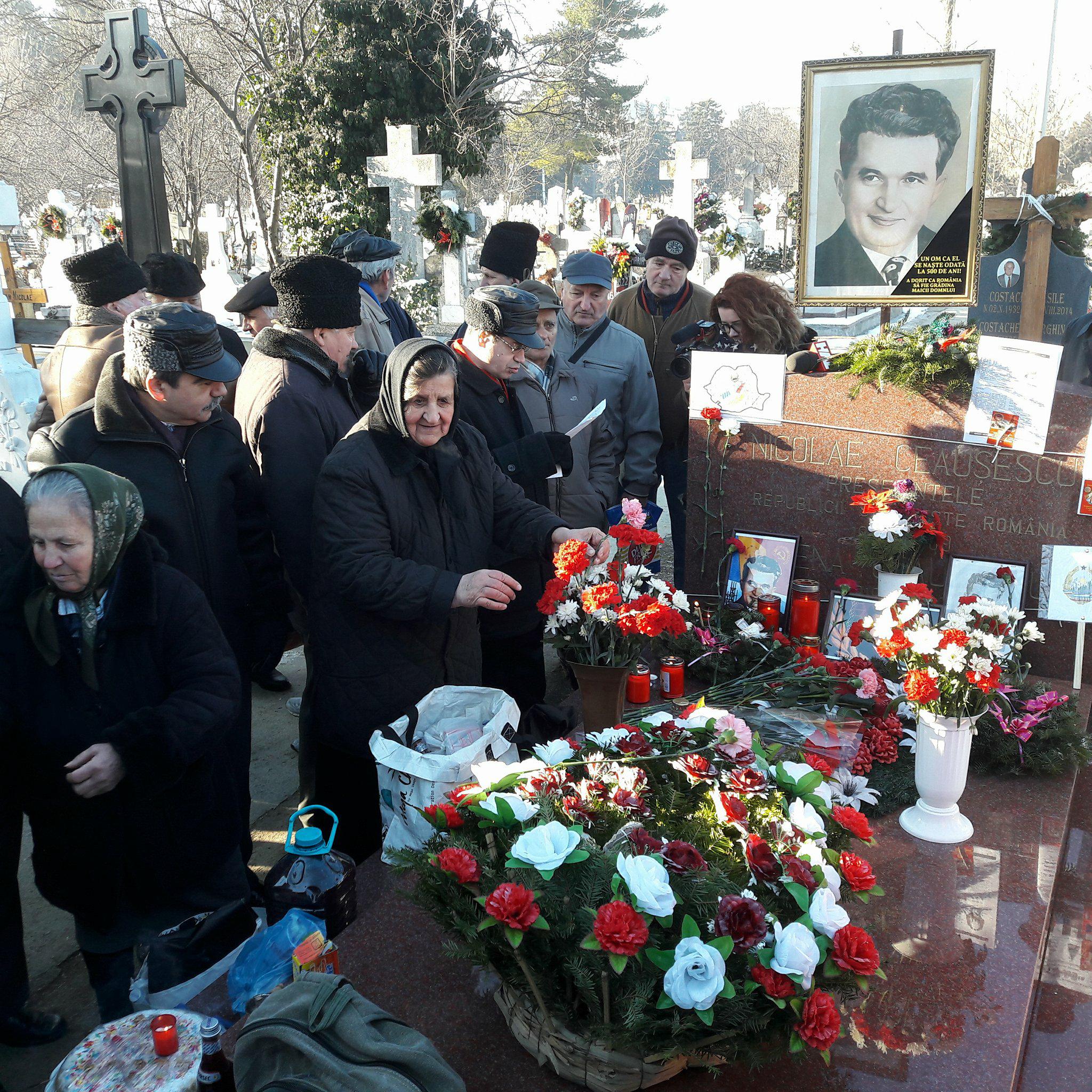 Nicolae Ceaușescu ar fi împlinit 100 de ani. Zeci de nostalgici s-au adunat la cimitirul Ghencea / FOTO
