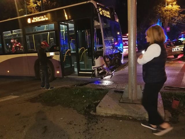 Autobuz lovit de un autoturism care a trecut pe roșu, într-o intersecție din Timișoara (FOTO & VIDEO)