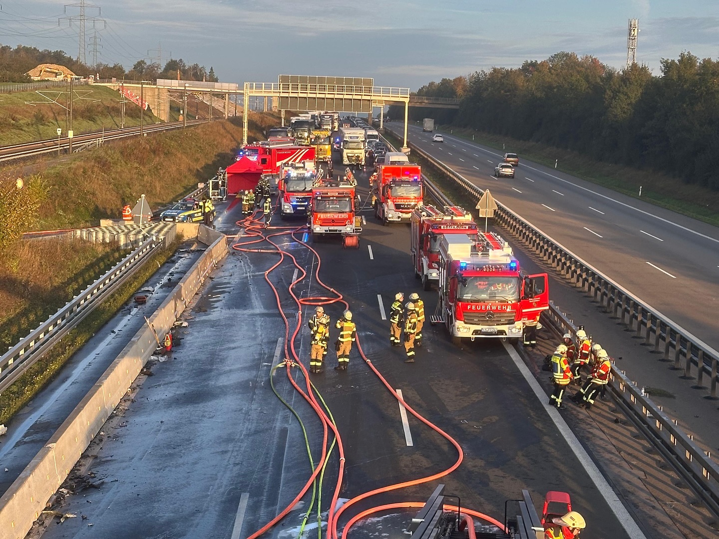 Șofer de TIR scos din cabina cuprinsă de flăcări și salvat de la moarte de doi tineri, în Germania: „Nu poți să-l lași acolo și să-l vezi cum arde”