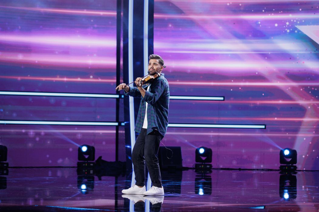 Cine este Iosif Mândru, concurentul care a încheiat seara apoteotic la „Românii au talent” 2026. „Nu știu notele, nu știu să citesc o partitură”