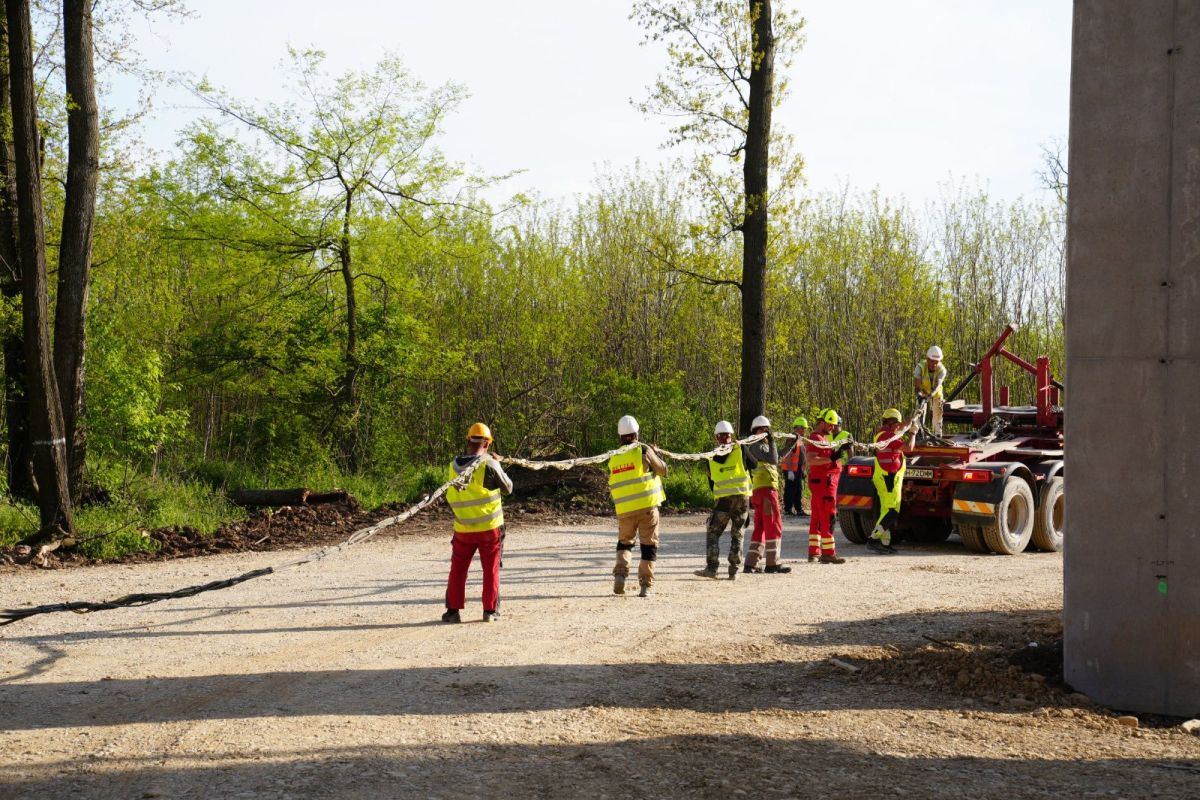 Peste 760 de muncitori și sute de utilaje au „invadat” lotul 1 pe A0 Nord: constructorul român Retter vrea să recupereze și accelerează lucrările
