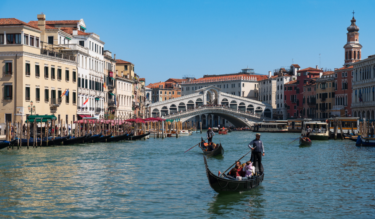 O greșeală banală i-ar fi putut aduce o amendă de 100 de euro unei turiste în cel mai popular oraș din Italia: cum a evitat femeia sancțiunea