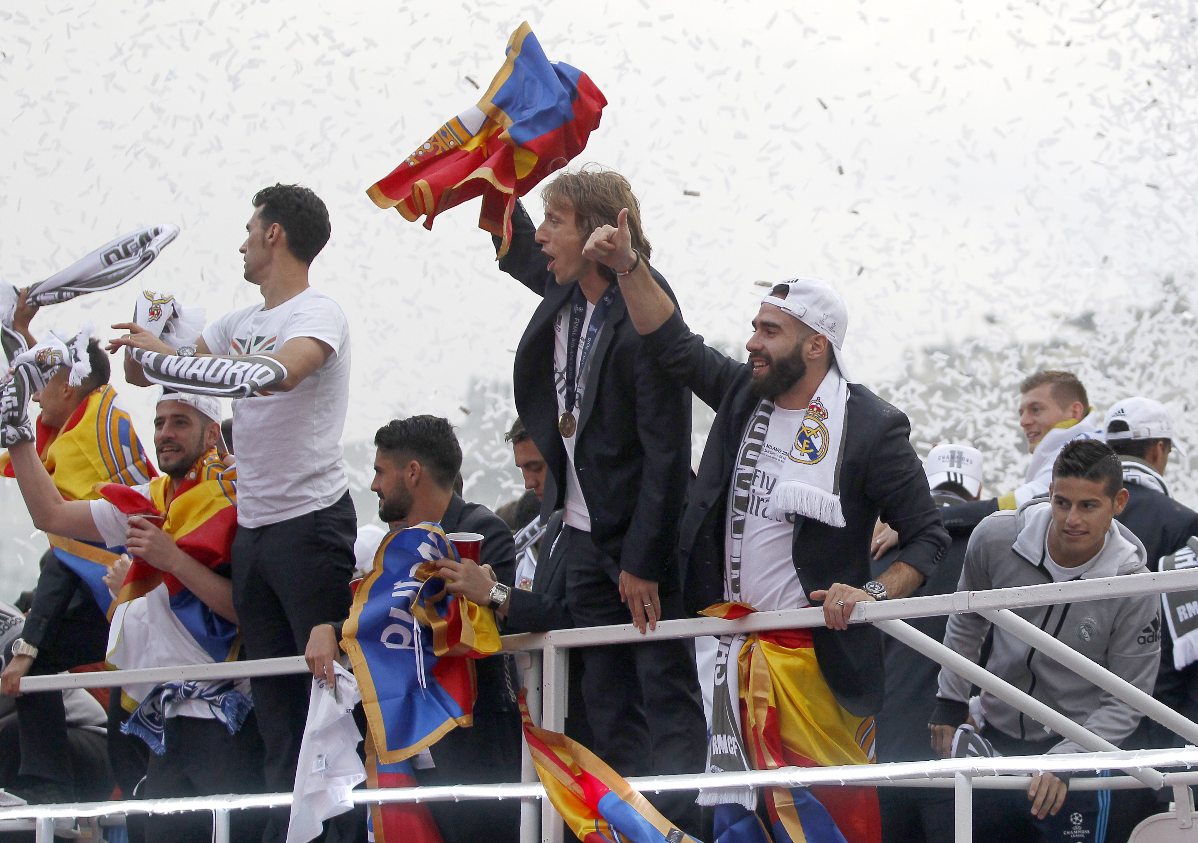 30.000 de oameni i-au așteptat o noapte întreagă pe campionii de la Real în Piața Cibeles| GALERIE FOTO&VIDEO