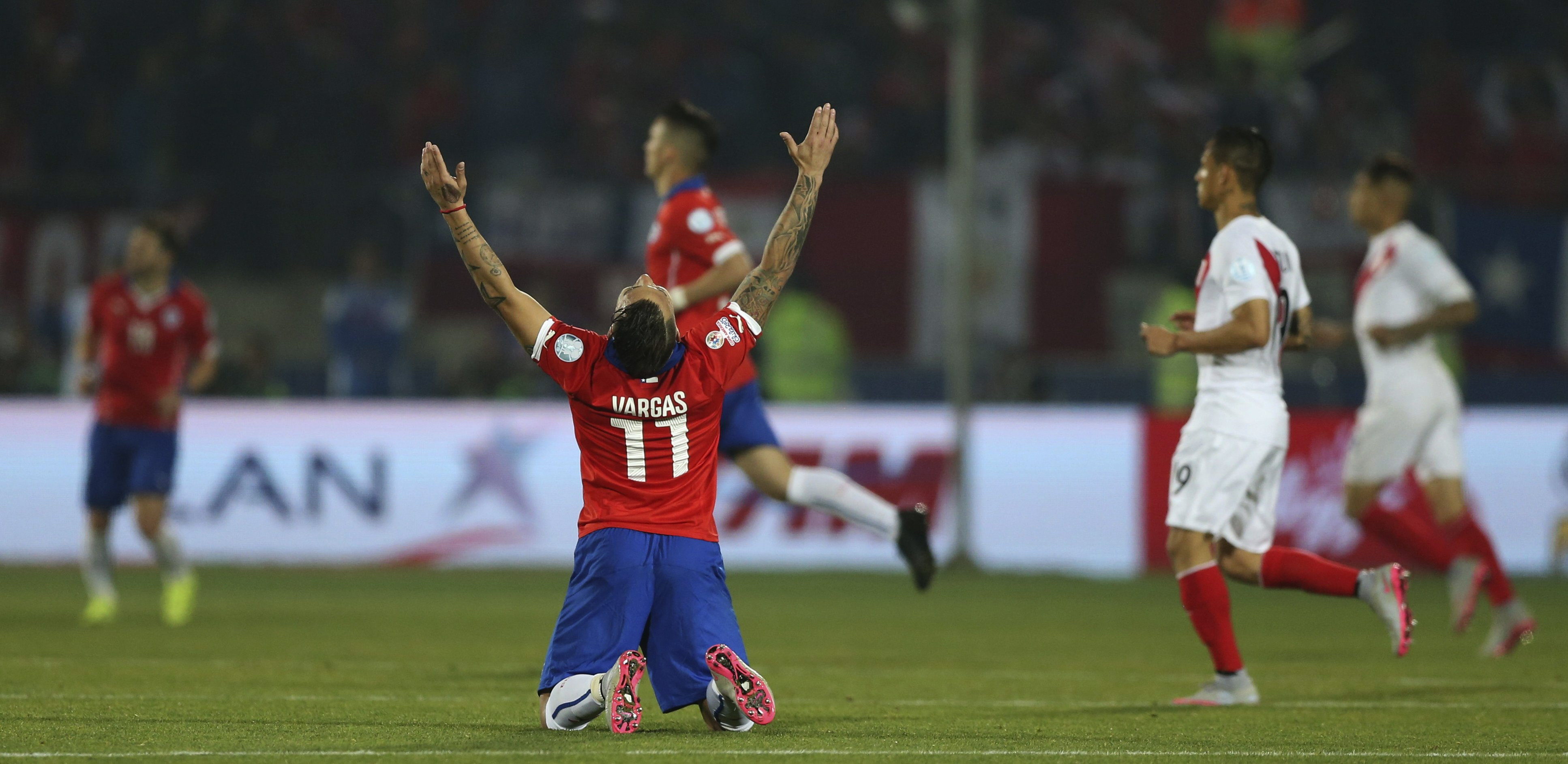 Chile s-a calificat în finala Copa America, graţie dublei lui Vargas. ^La noapte se joacă Argentina - Paraguay / GALERIE FOTO&VIDEO