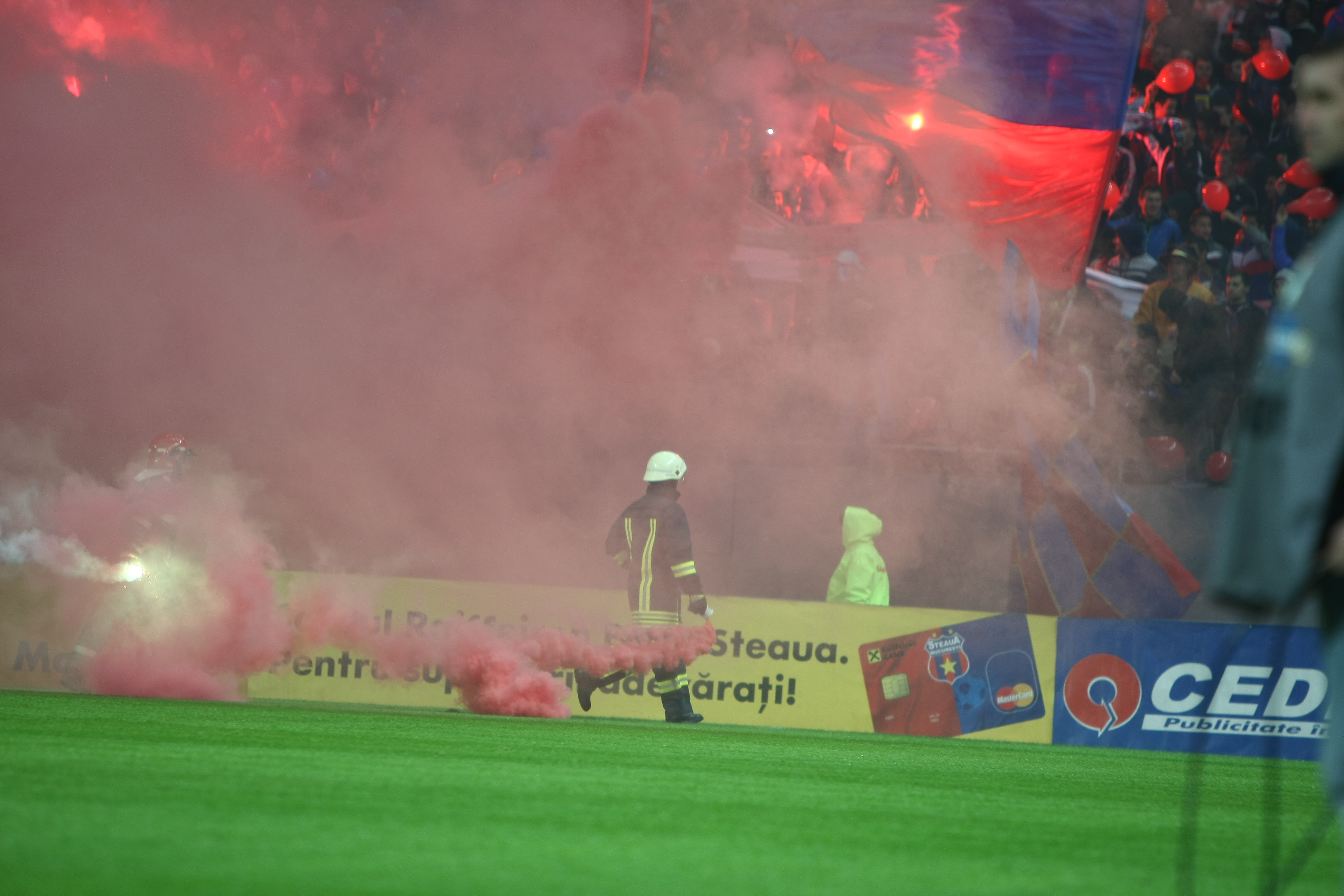 GALERIE FOTO&VIDEO/ DERBY-UL ROMÂNIEI, STEAUA - DINAMO 3-0. ^ Echipa din Ghencea i-a speriat pe ”câini” de Halloween! Szukala, Papp și Keșeru au înscris pentru roș-albaștri. Arlauskis și Bărboianu, loviți de petardele aruncate de suporteri. Băiatul lui Florentin Petre a debutat la Dinamo