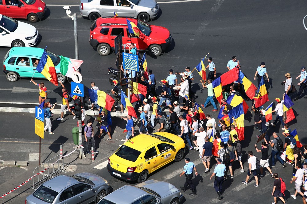 UPDATE. Război de stradă între jandarmi și huligani, în Piața Victoriei. 452 de persoane rănite / VIDEO&FOTO
