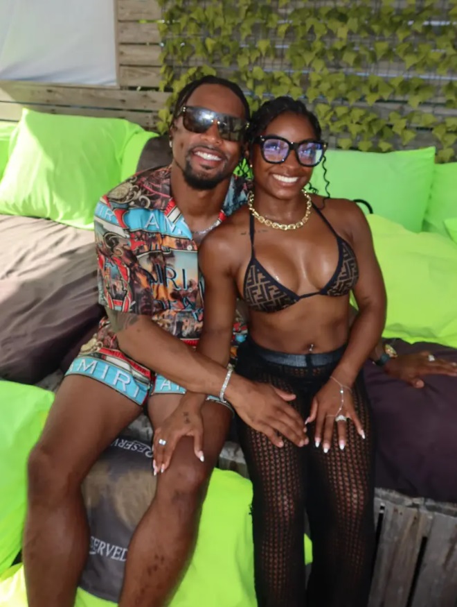 Cum arată Simone Biles în costum de baie. Fanii speculează că gimnasta și-ar fi făcut o operație de mărire a sânilor