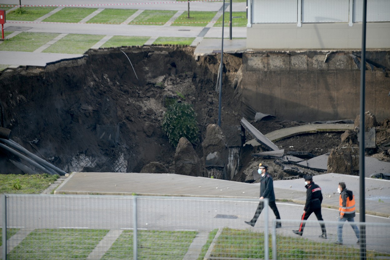 VIDEO | Explozie lângă un spital COVID din Napoli. S-a format un crater uriaș, clădirea a fost evacuată