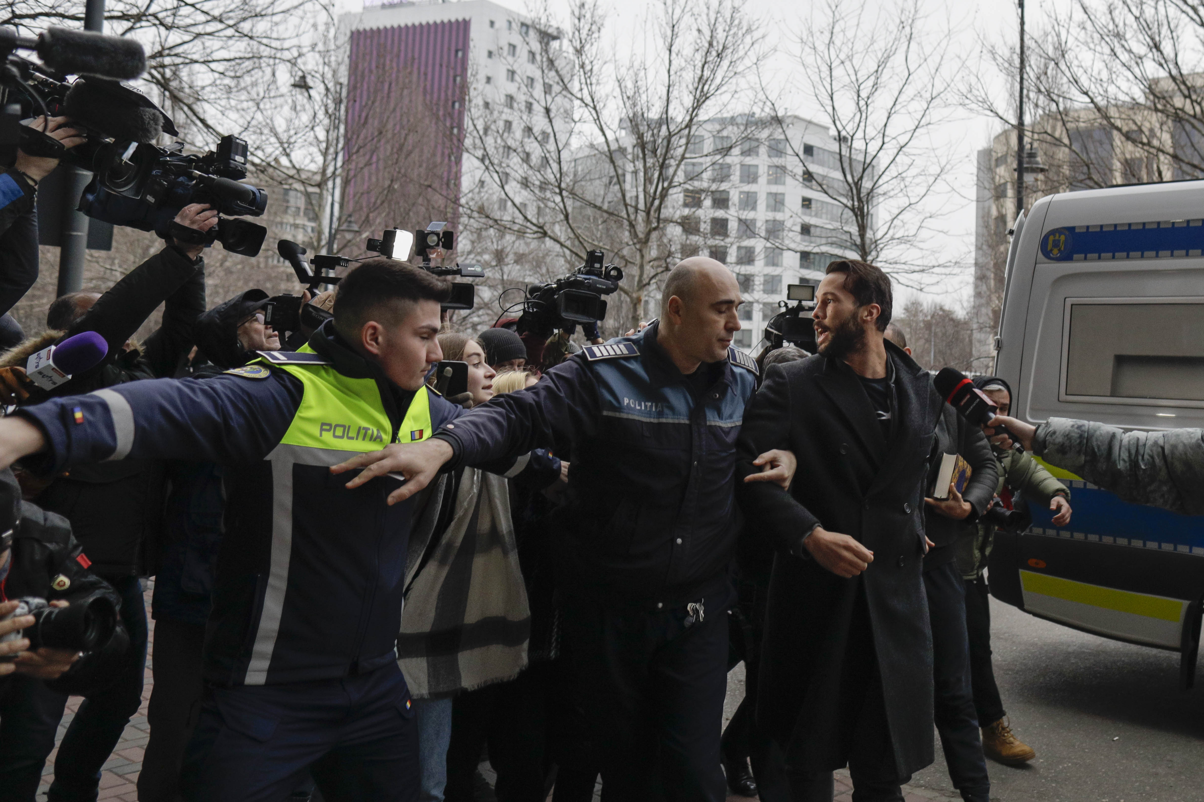 Andrew şi Tristan Tate, aduși din nou la sediul DIICOT pentru perchezițiile informatice. „Mă persecută pentru că sunt bogat și am succes”