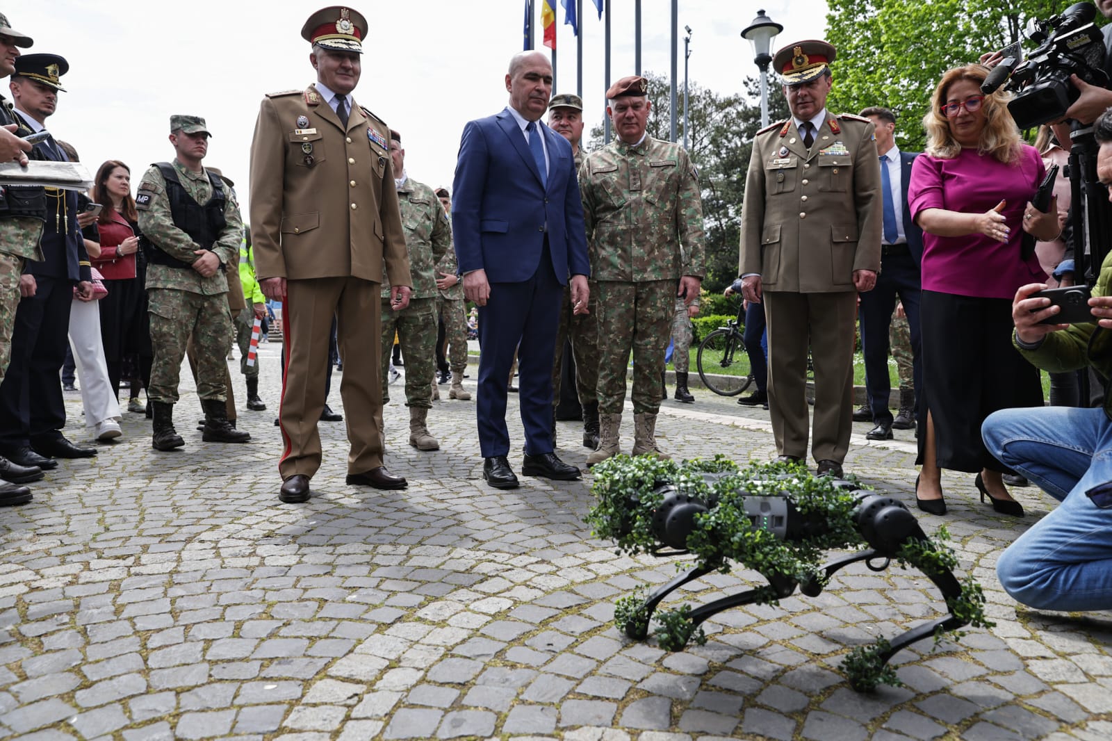 Ziua Forțelor Terestre 2025. Ilie Bolojan a vizitat fără Marcel Ciolacu expoziția de echipamente și tehnică militară din Parcul Carol | VIDEO