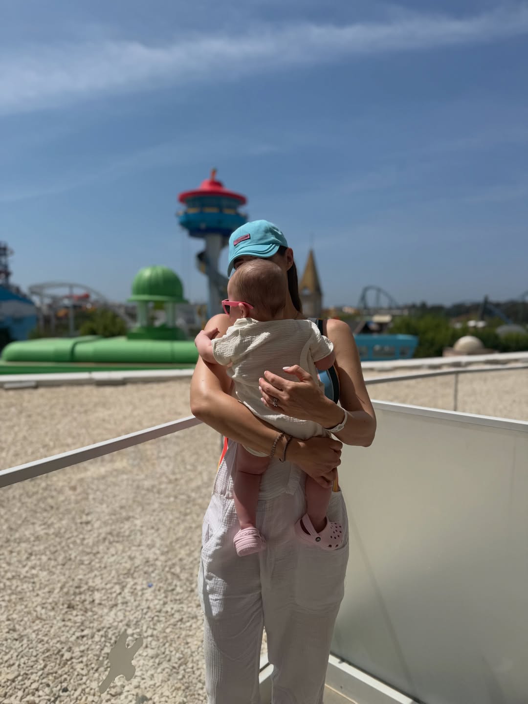 Imagini cu Roxana Nemeș și gemenii ei în vacanță, în Turcia. Cât costă sejurul la resortul de cinci stele din Antalya