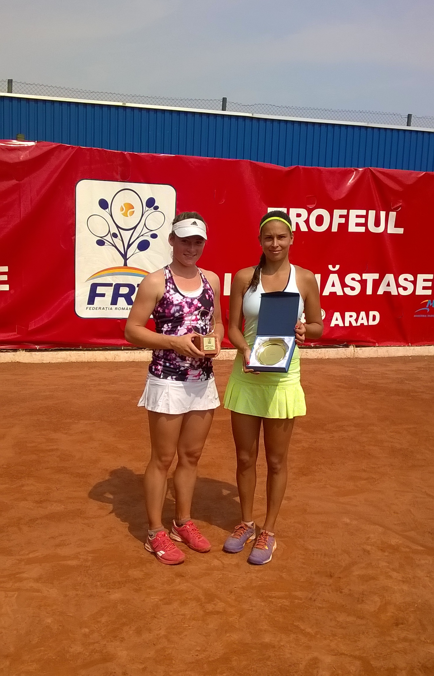 Numele lui Ilie Năstase, batjocorit la Arad! Organizare groaznică a turneulul ITF de 10.000 de dolari găzduit de orașul de pe Mureș. ^Spectatorii au urmărit meciurile printre ciocane, menghine și alte ”minunății”! / GALERIE FOTO