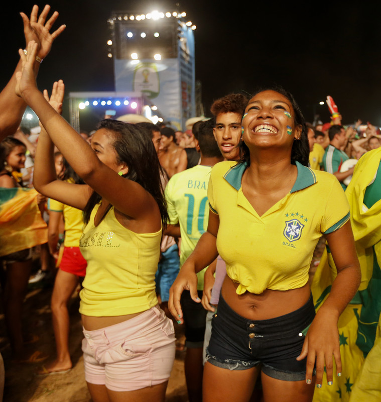 GALERIE FOTO / Brazilienii au uitat de proteste. Au sărbătorit în stradă victoria cu Croaţia