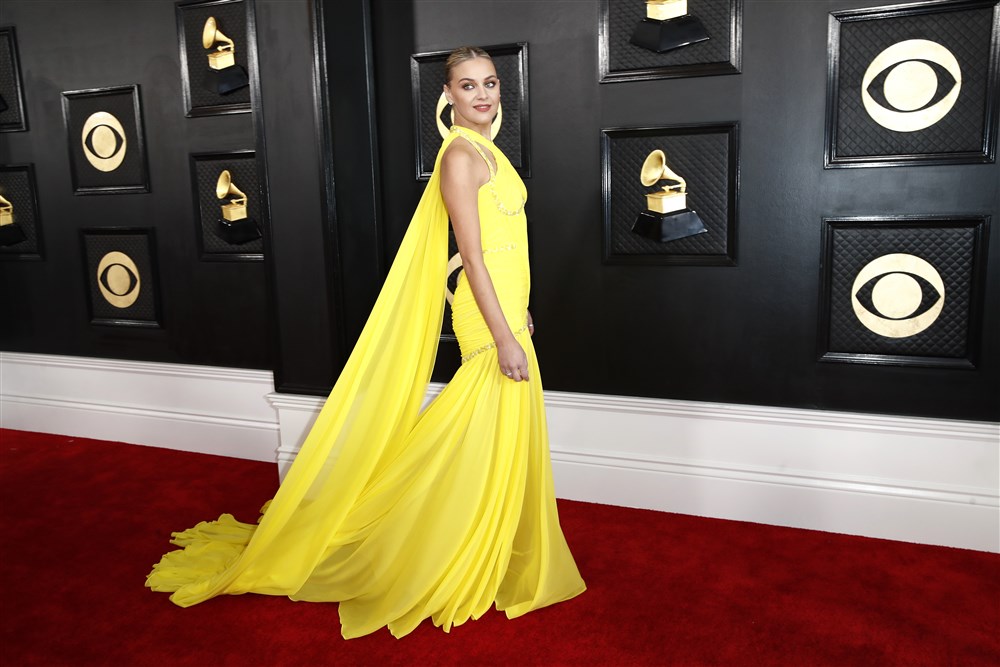 Ținutele vedetelor la Premiile Grammy 2023. Cardi B a avut o rochie excentrică, iar Camila Cabello a purtat un sutien transparent în loc de bluză