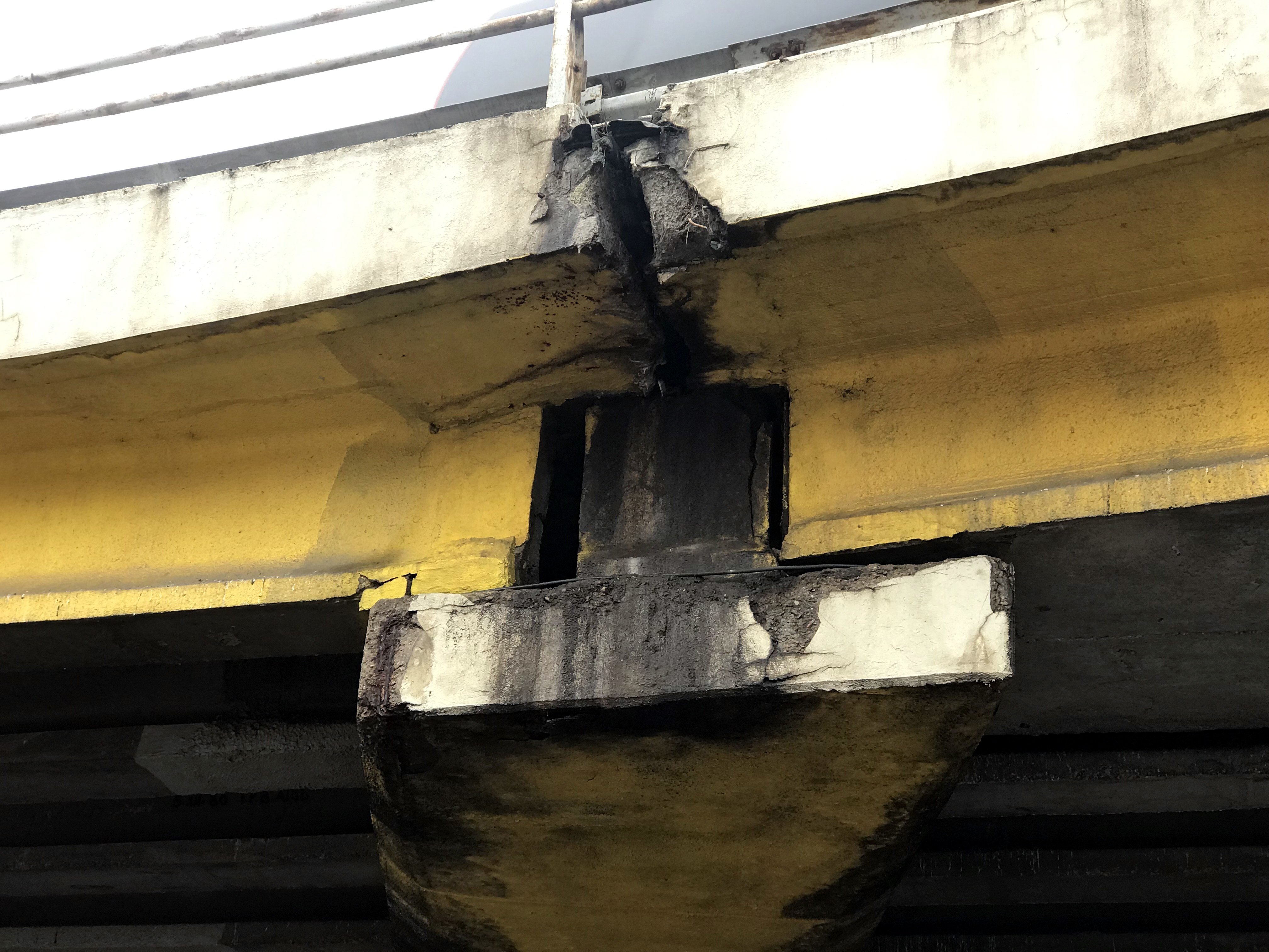Pericolul de pe Podul Grant. Gropile, bucățile de beton desprinse și parapeții de metal ruginiți au îngrozit șoferii, nu și autoritățile