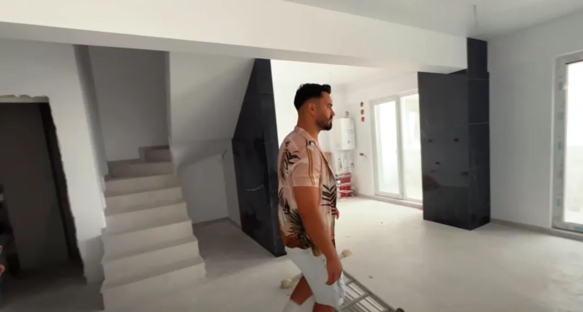 Jador a fost dat jos de pe scenă încătușat de mascați, la un concert în Chișinău, unde și-a înscenat, de fapt, arestarea | VIDEO
