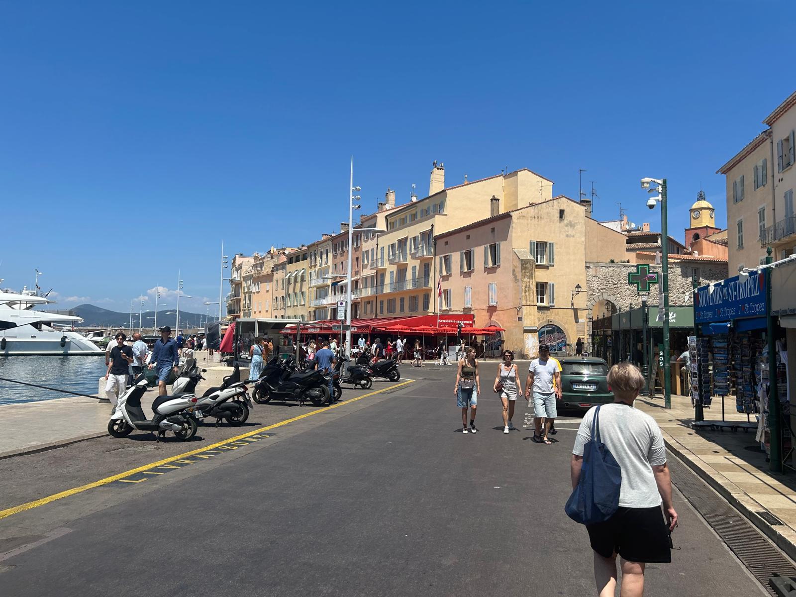 Cât costă să mănânci la restaurantul din Saint-Tropez preferat de Brigitte Bardot, De Funes, Armani sau Pablo Picasso. Între „jecmăneală” și „cea mai frumoasă terasă din lume”