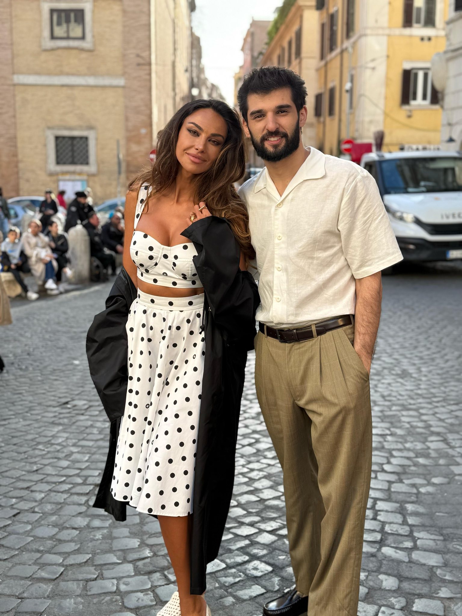 Mădălina Ghenea, surprinsă pe străzile din Roma alături de unul dintre jurații de la „Chefi la cuțite”. Fanii au reacționat: „Un cuplu super frumos”