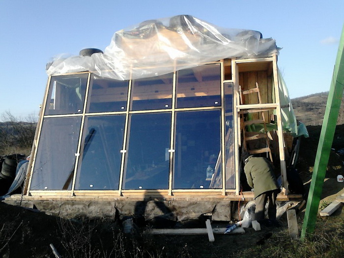 Un orădean și-a ridicat o casă Earthship, cu pereți din 600 de cauciucuri vechi GALERIE FOTO
