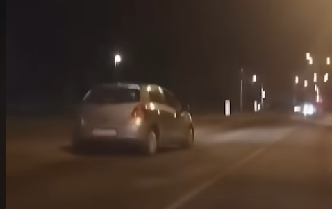 Életveszély Dunaharasztin: lámpa nélkül, a forgalommal szemben autózott egy idős nő, két fiatal lépett közbe – videó