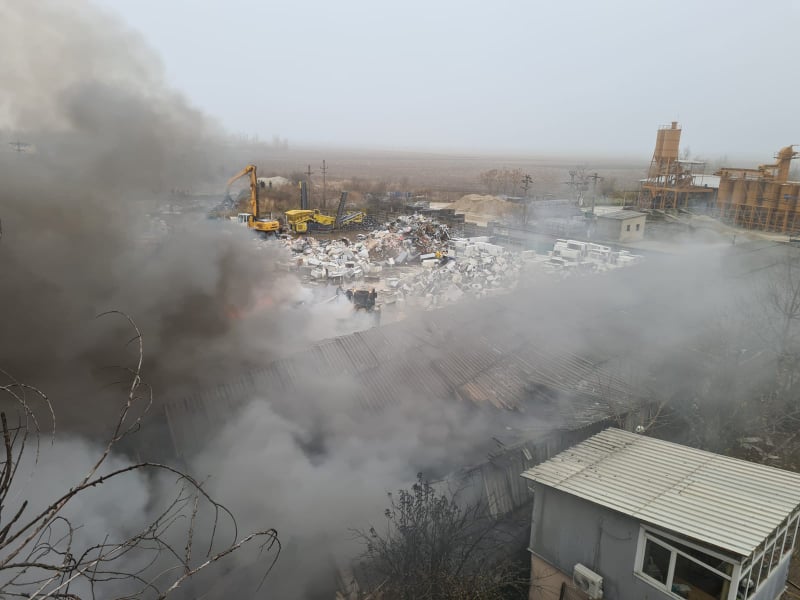 Incendiul de lângă Capitală e sub control, anunță ISU. A fost redus efectivul pompierior