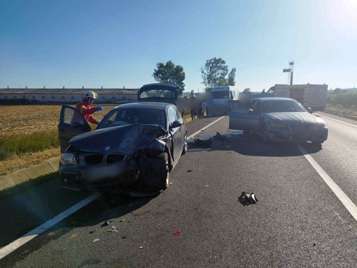 Trei mașini, implicate într-un accident în Suceava. Un copil și doi adulți, duși la spital