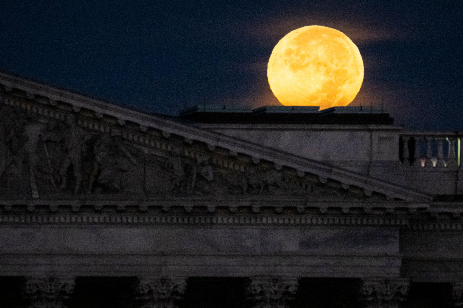 Imagini unice cu Luna Vânătorului, cea mai mare și mai strălucitoare superlună din 2024