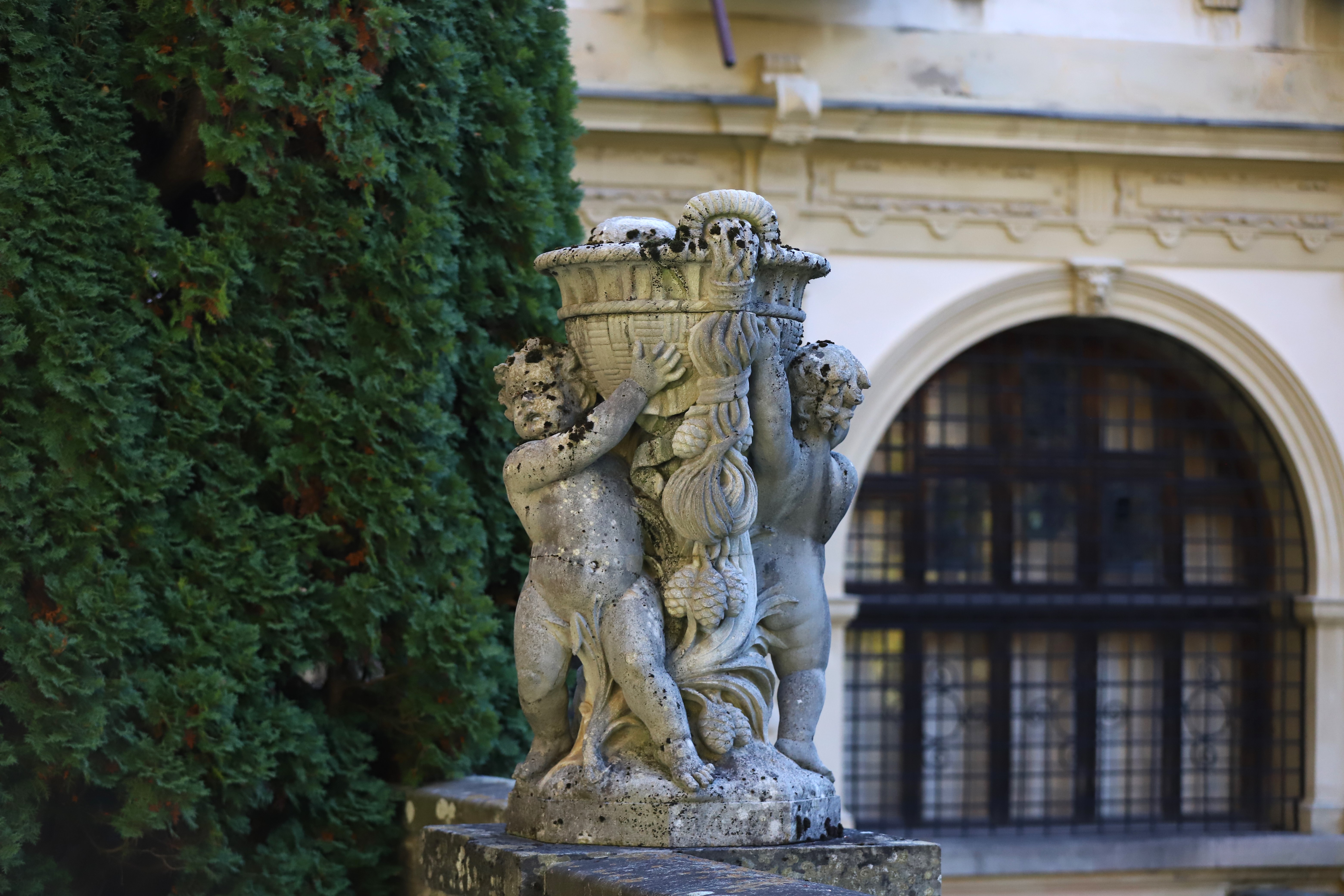 Castelul Peleș a ajuns o ruină în proptele. Casa Regală și Ministerul Culturii negociază molcom cine să rezolve problema care accelerează degradarea