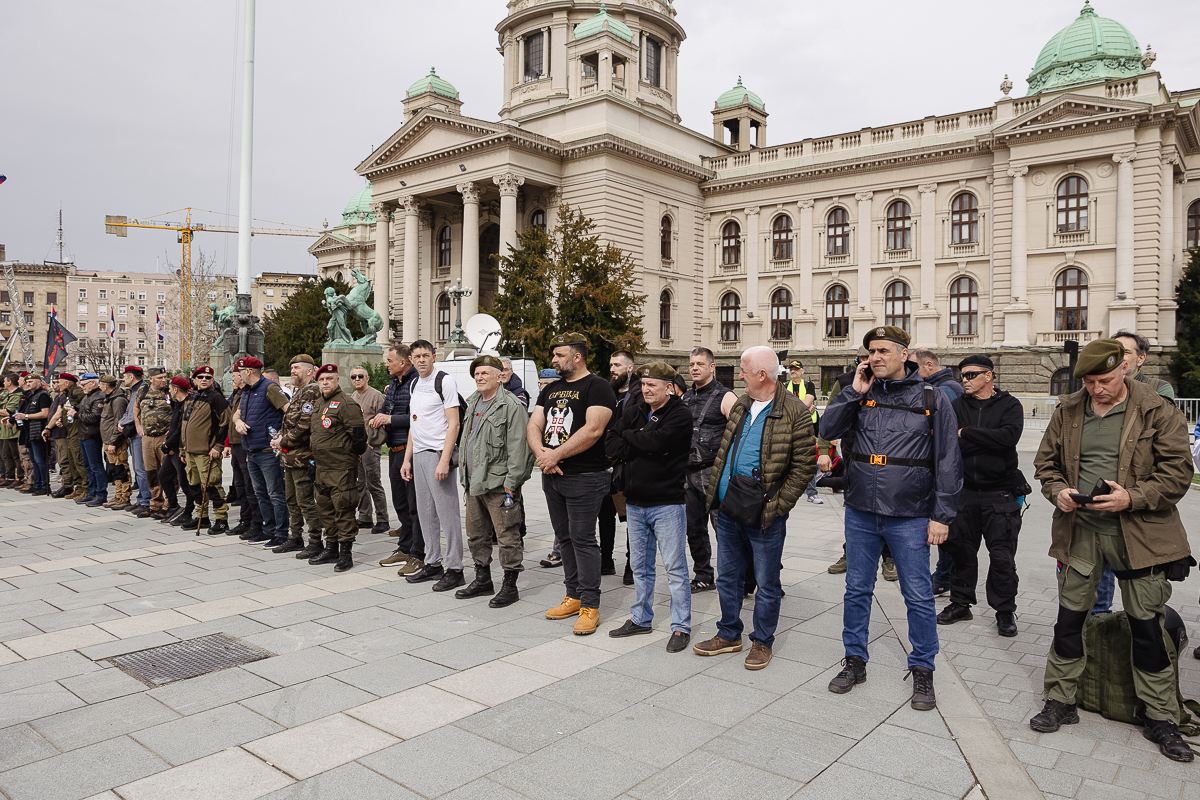 Drapelul României flutură în mijlocul protestului uriaș de la Belgrad: „Ne-am inspirat de la voi!”