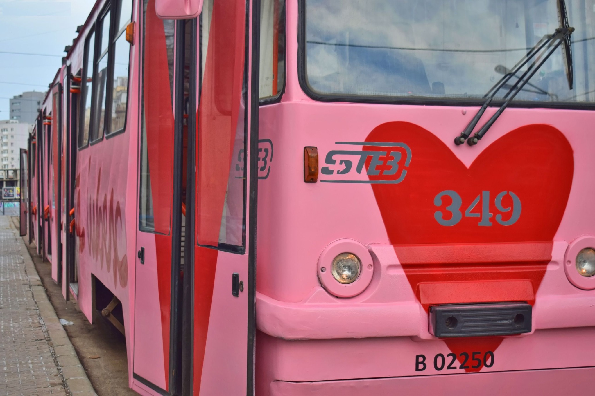 Tramvaiul iubirii circulă în București de Ziua Îndrăgostiților: „Călătorește spre cei care îți fac inima să bată mai tare”