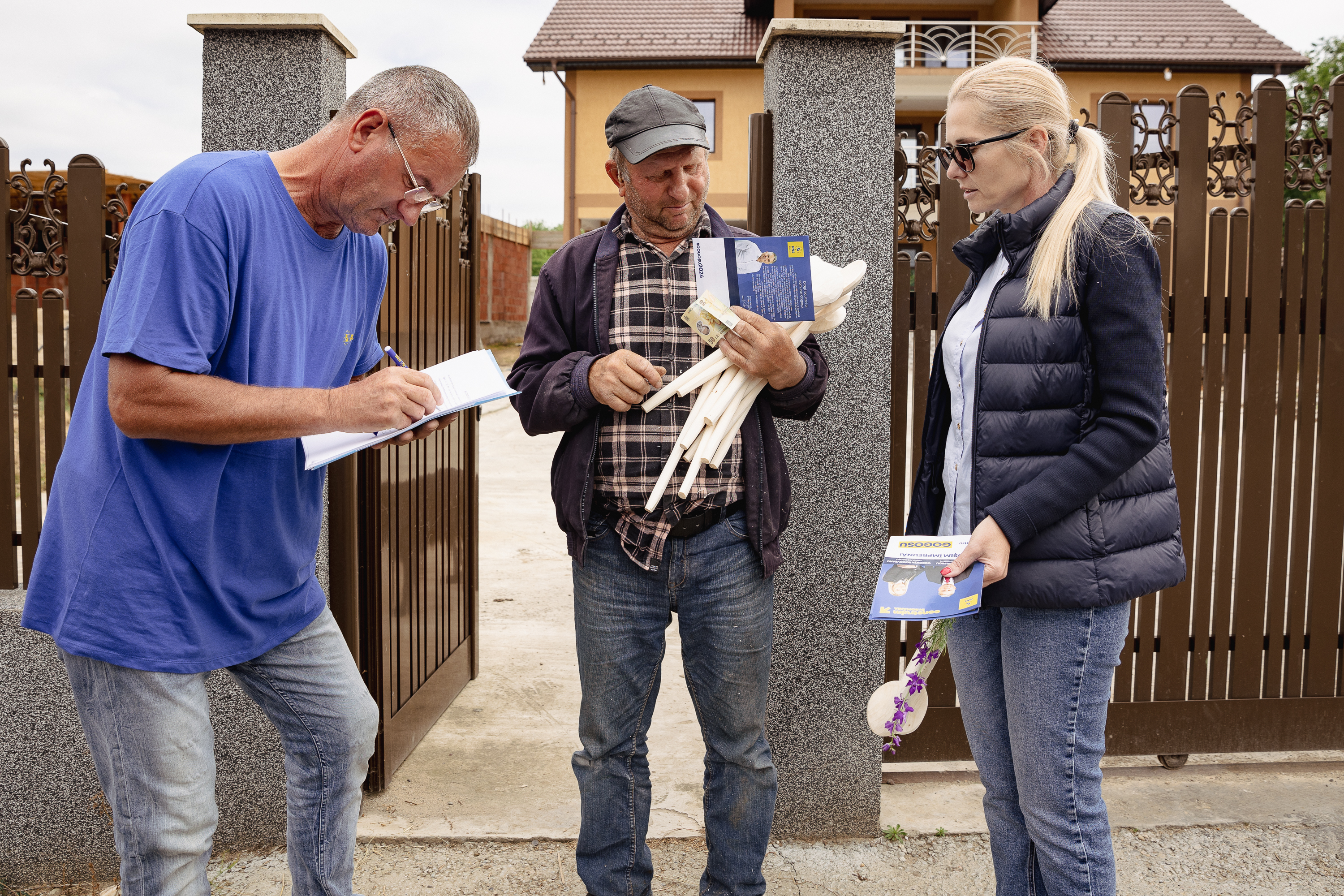 REPORTAJ | Pulsul campaniei în comuna din Mehedinți unde doi foști soți candidează la primărie: „Să mai conducă și muierile! Că poate mai țin și cu muierile! Că oamenii nu țin decât cu oamenii!”