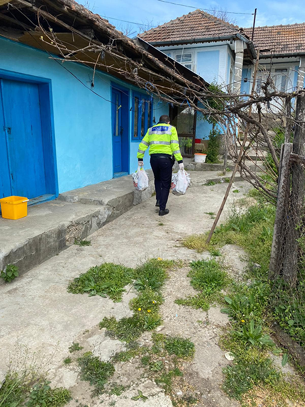 Gest emoționant în ajunul Paștelui. Ce au făcut polițiștii din Vaslui după ce o bătrână a sunat plângând la 112 și a spus că nu are ce mânca