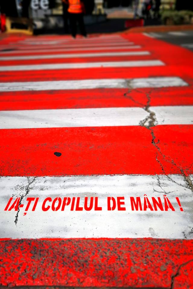 Mesajele de pe trecerile pentru pietoni au apărut în Piatra-Neamț. „Scoate căștile!”, „Nu folosi telefonul!”