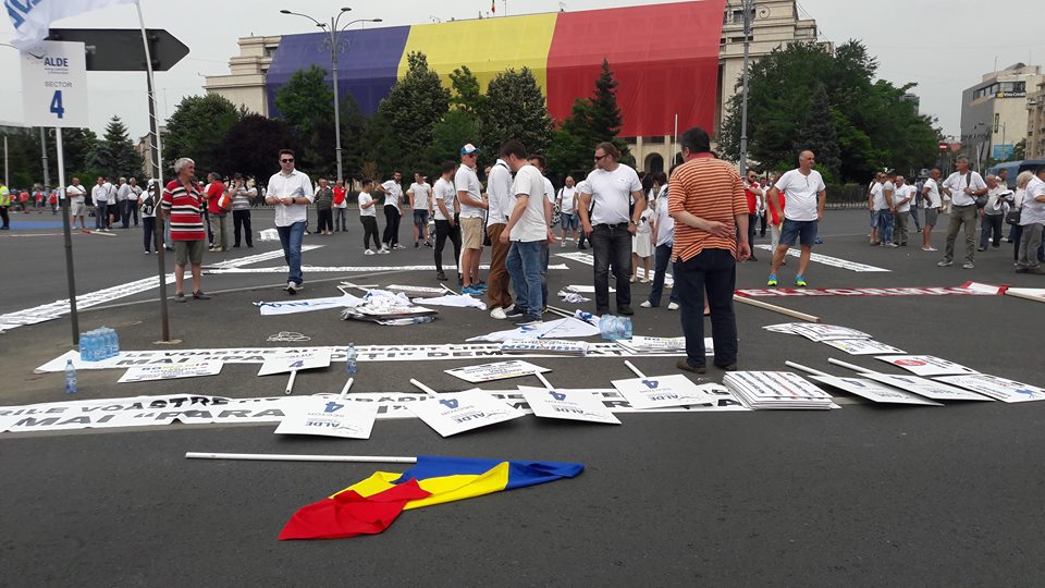 FOTO&VIDEO / Cum s-a desfăşurat mitingul PSD. Peste 100.000 de oameni au umplut Piaţa Victoriei