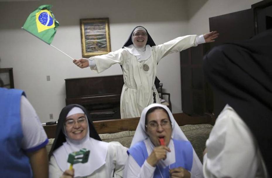 GALERIE FOTO / Călugărițele care urlă precum ultrașii pentru Brazilia!