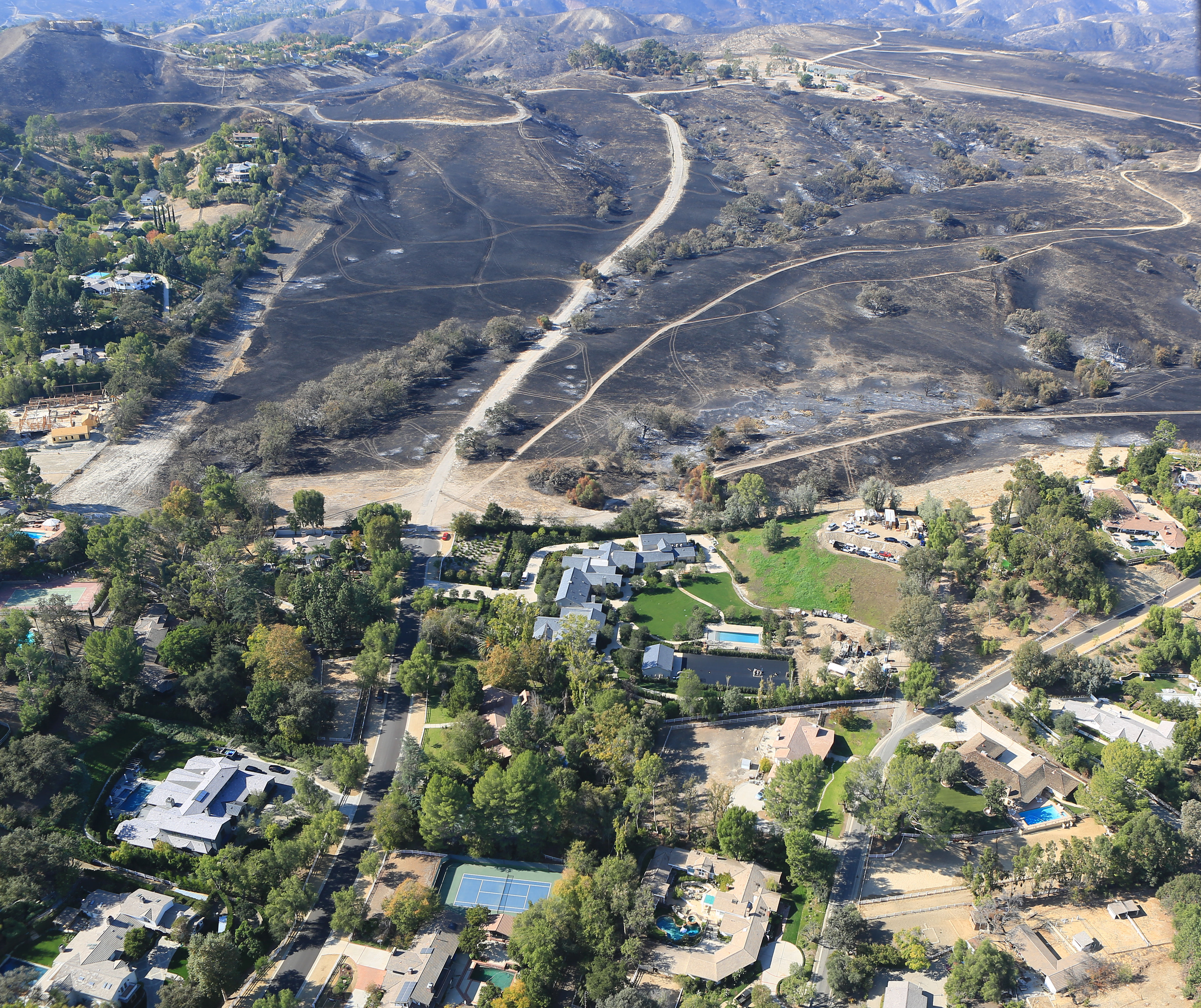 GALERIE FOTO - Cum arată vilele vedetelor care au plătit pompieri privați în timpul incendiilor din California