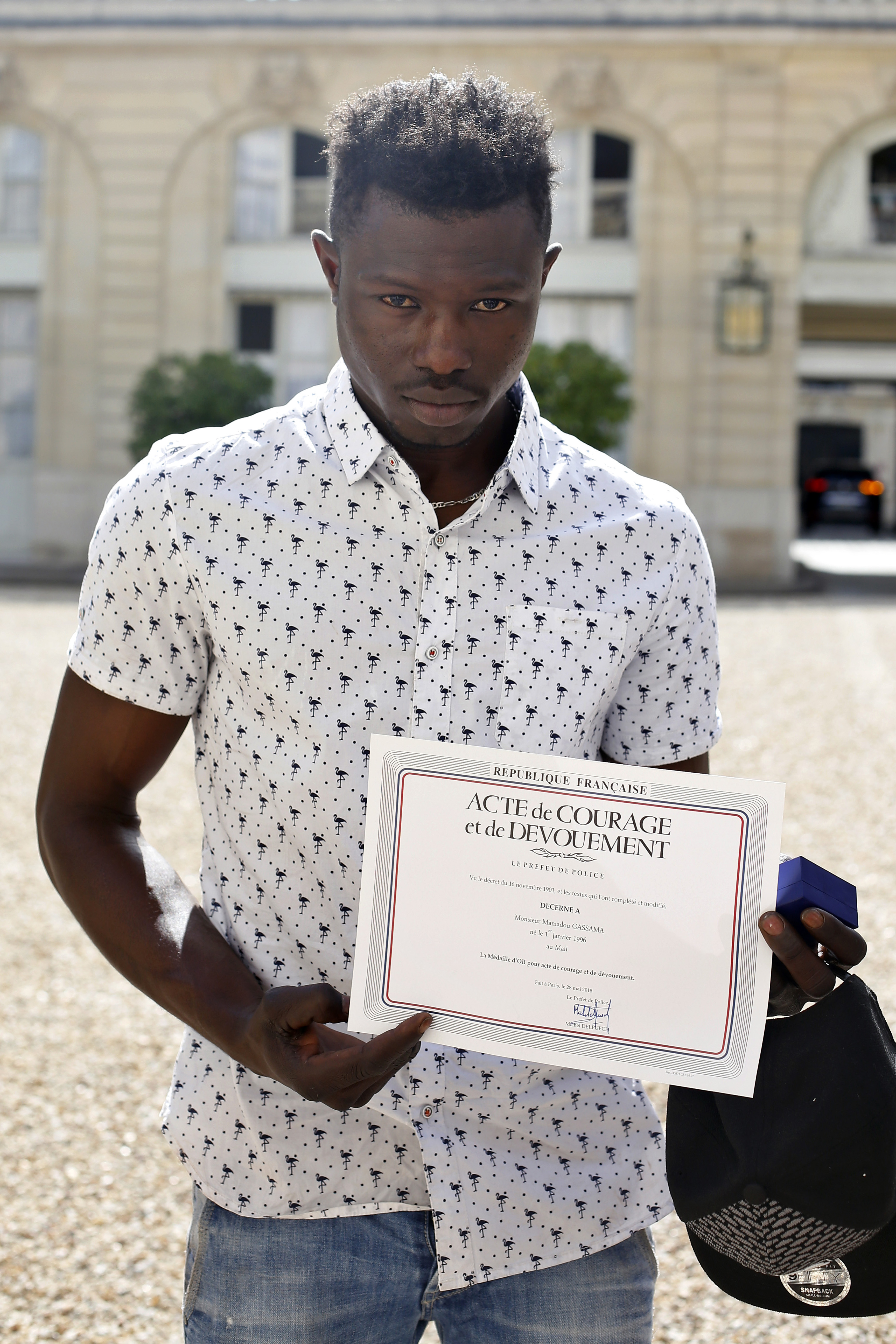 GALERIE FOTO | Povestea lui Mamoudou Gassama, eroul care a salvat un copil la Paris. Anunțul făcut de Emmanuel Macron