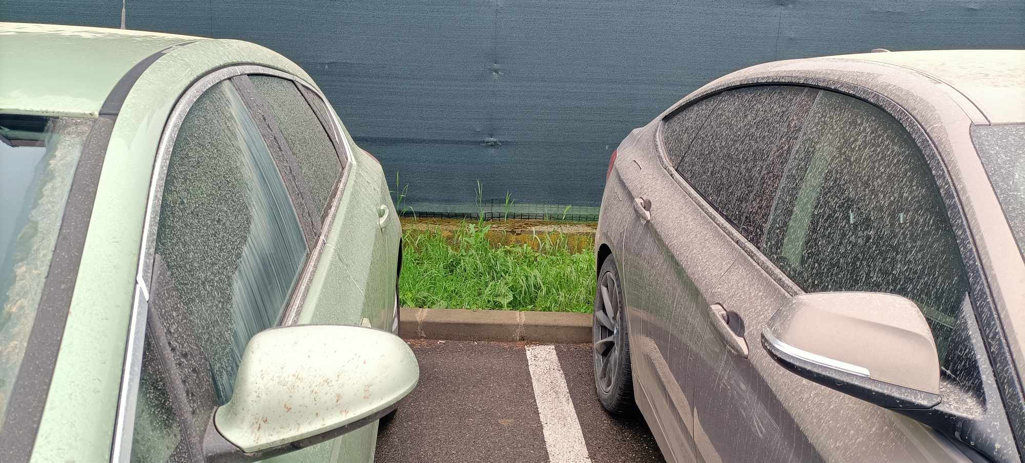 Praf saharian în România. Șoferii din mai multe zone ale țării și-au găsit azi mașinile acoperite de un strat roșiatic. FOTO